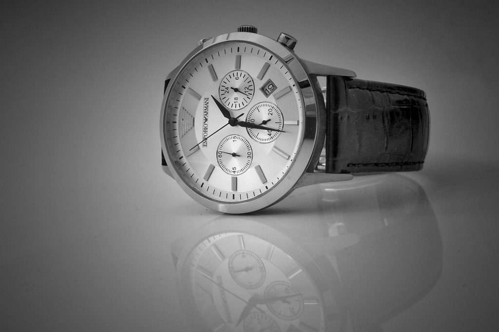 gambar jam tangan berwarna putih